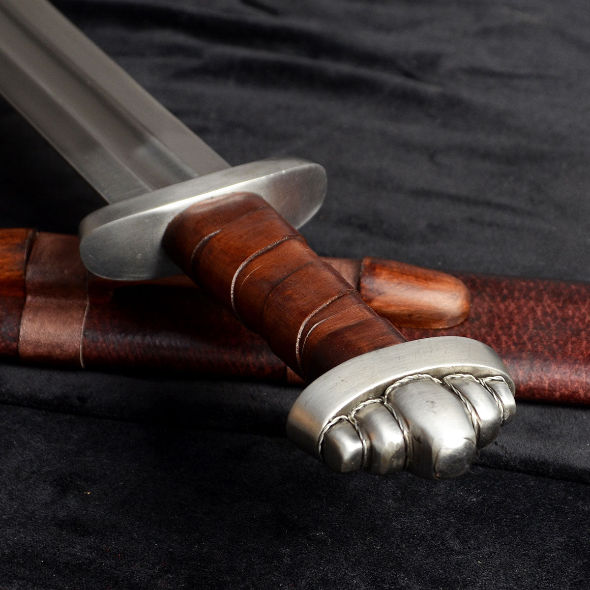 Five-lobe pommel detail